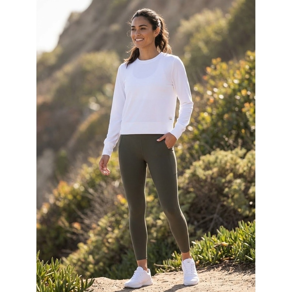 Vuori White Long Sleeve Performance Crew Neck Activewear Top Small